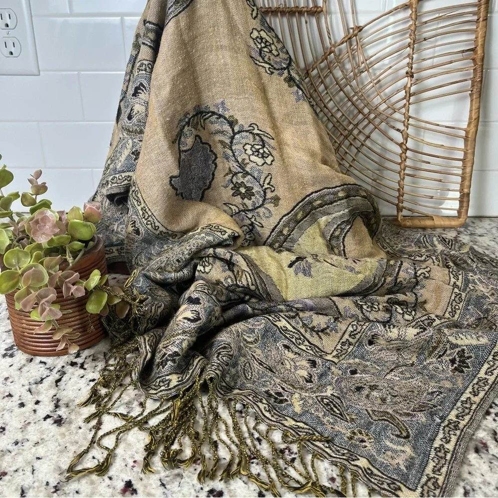 Elegant Paisley Scarf with Fringe